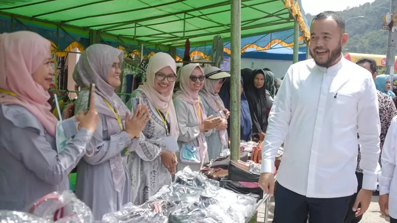 Wali Kota Padang, Fadly Amran meninjau pelaksanaan Bazar Mom's BBI yang digelar di Perumahan Bukit Belimbing Indah, Kecamatan Kuranji pada Minggu (1/3/2026) siang. (Dok. Prokopim)
