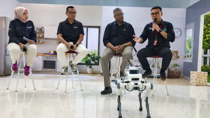 Indosat Ooredoo Hutchison (IOH) memperlihatkan panggilan 5G berbasis kecerdasan artifisial (AI) pertama di Asia Tenggara, sebuah uji coba yang diklaim membuka arah baru transformasi digital nasional. Pameran ini dilakukan dalam kegiatan Mobile World Congress (MWC) 2026, Barcelona, Spanyol. (Dok. IOH)