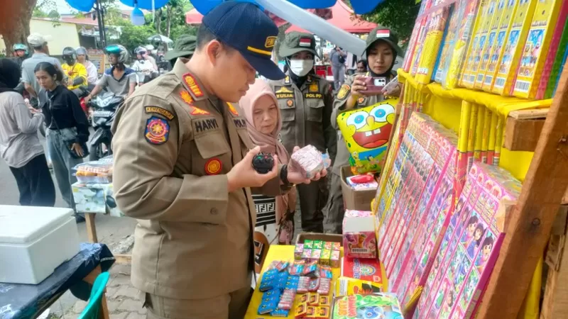 Petugas Satuan Polisi Pamong Praja (Satpol PP) Kota Padang merazia pedagang yang menjual petasan di bulan suci Ramadan 1447 Hijriah pada Senin (2/3/2026) siang. (Dok. Humas Satpol PP Padang)