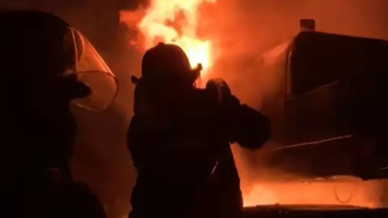 Petugas memadamkan alat berat yang terbakar di area gudang batu bara yang berlokasi di kawasan Bypass, Kecamatan Lubuk Begalung, Kota Padang pada Selasa (3/3/2026) dini hari. (Dok. Padang Fire Fighter)