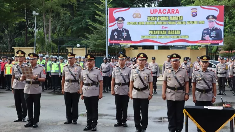 Serah terima jabatan (Sertijab) sejumlah Kapolsek dan Kasat di lingkungan Polresta Padang, Rabu (4/3/2026) pagi. (Dok. Humas)