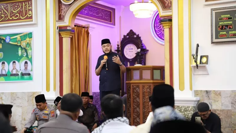Wali Kota Padang, Fadly Amran. Dalam kegiatannSafari Ramadan Pemerintah Kota (Pemko) Padang di Masjid Al Muqamah, Jalan Ujung Pandan, Kelurahan Olo, Kecamatan Padang Barat, Rabu (4/3/2026), ia menyebut penerapan teknologi pemindaian wajah pada kegiatan Subuh Mubarakah melalui program Smart Surau. (Dok. Prokopim)