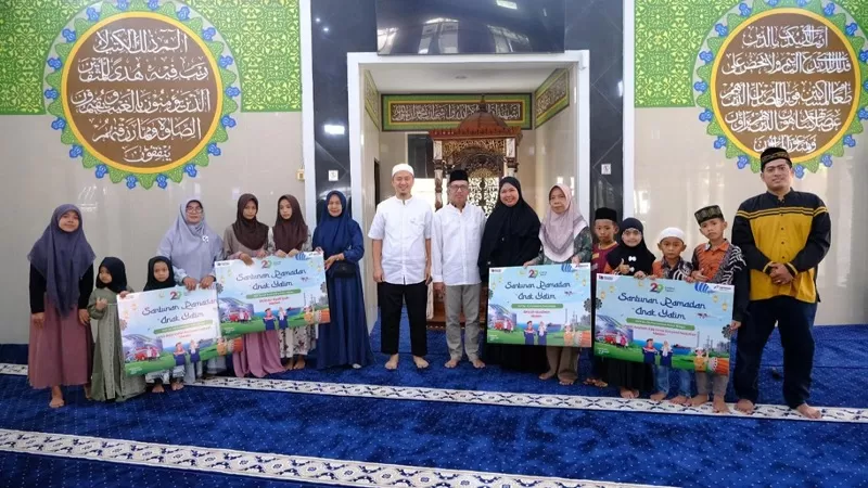 Pertamina Patra Niaga Regional Sumbagut menyerahkan santunan kepada anak yatim di Kota Medan, Sumatera Utara (Sumut) dalam rangka peringatan Nuzulul Qur'an, Jumat (6/3/2026). (Dok. PPN Sumbagut)