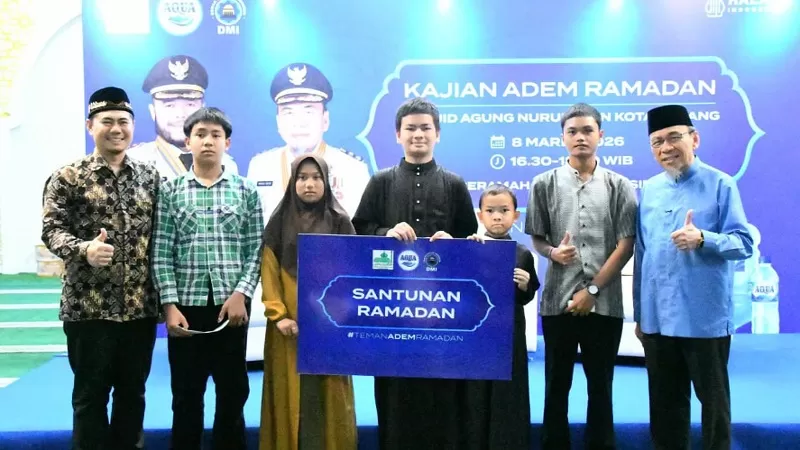 Penyerahan bantuan kemanusiaan kepada marbot masjid, santri hingga anak yatim di Padang dari PT Tirta Investama (AQUA) Solok. (Dok. Prokopim)