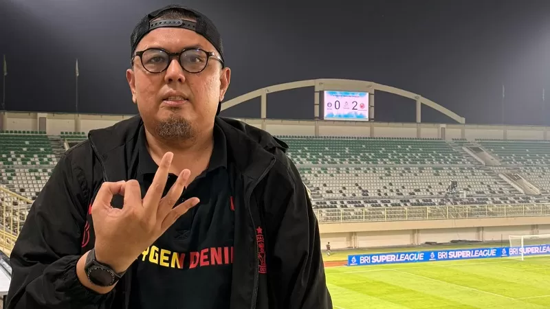 Komisaris Semen Padang FC, Braditi Moulevey. Pria asal Padang itu menunjukkan simbol tiga poin atas kemenangan Semen Padang FC dengan skor 0-2 menghadapi PSBS Biak di Stadion Maguwoharjo, Sleman pada Senin (9/3/2026) malam. (Dok. Tim BM)