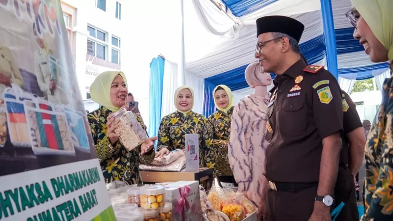 Kejati Sumbar, Muhibuddin membuka dan meninjau galeri Pasar Murah yang digelar oleh kejaksaan untuk membantu masyarakat selama Ramadan 1447 Hijriah. (Dok. Penkum)