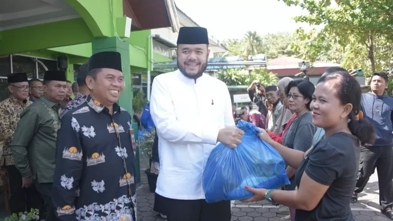 Wali Kota Padang, Fadly Amran menyerahkan paket sembako kepada masyarakat non-muslim. Ramadan di Padang tidak hanya membawa keberkahan bagi umat Islam, melainkan juga dialami serupa oleh saudara non-muslim. (Dok. Prokopim)