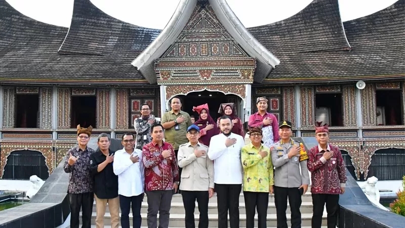 Menteri Kebudayaan Republik Indonesia (Menbud RI), Fadli Zon meresmikan pembangunan pagar Museum Adityawarman dengan didampingi oleh Wali Kota Padang, Fadly Amran. Kemenbud mengucurkan anggaran sekitar Rp2 miliar untuk pengembangan kebudayaan di Sumbar. (Dok. Prokopim)