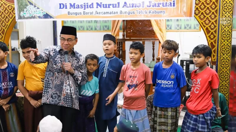 Wakil Wali Kota (Wawako) Padang, Maigus Nasir melakukan Safari Ramadan 1447 Hijriah ke Masjid Nurul Amal Jaruai di Kelurahan Bungus Barat, Kecamatan Bungus Teluk Kabung pada Kamis (12/3/2026) malam. Dalam kesempatan itu, Maigus mengatakan bahwa program Smart Surau digencarkan dan dilengkapi dengan Rumah Tahfiz dan jaringan nirkabel (WiFi). (Dok. Prokopim)