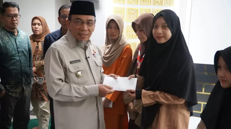 Wakil Wali Kota (Wawako) Padang, Maigus Nasir menyerahkan santunan kepada 112 anak yatim dan piatu binaan Pemerintah Kota (Pemko) Padang dengan total bantuan mencapai Rp37 juta. (Dok. Prokopim)