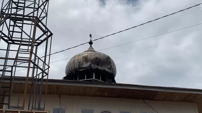 Kebakaran kubah di Masjid Raya Ahlussunnah, Sungai Sapih, Kecamatan Kuranji, Kota Padang pada Sabtu (14/3/2026) siang. Belakangan diketahui, masjid itu berada di bawah kepengurusan Anggota DPRD Sumbar, Irwan Zuldani. (Dok. Padang Fire Fighter)