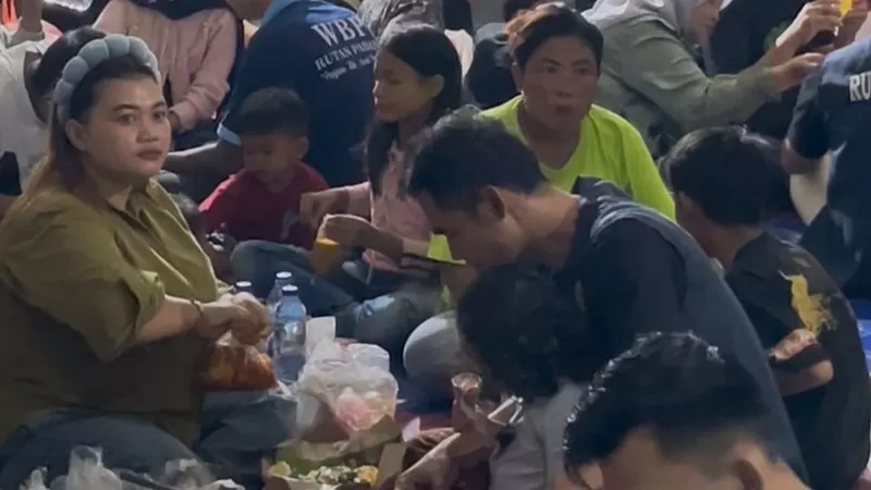 Warga Binaan Pemasyarakatan (WBP) Rumah Tahanan Negara (Rutan) Kelas IIB Padang mendapatkan kesempatan untuk berbuka bersama dengan keluarga mereka masing-masing. (Dok. Rutan Padang)
