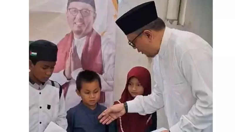 Tokoh masyarakat Jakarta Timur sekaligus Perantau Minang, Braditi Moulevey, menyerahkan santunan kepada anak yatim dan fakir miskin saat kegiatan buka puasa bersama di kawasan Duren Sawit, Jakarta Timur, Jumat (15/3/2026). Kegiatan yang digelar bersama Yayasan Tijarotaan Lan Taburro tersebut juga diisi dengan pembagian ratusan paket sembako kepada warga sekitar. (Dok. Tim BM)