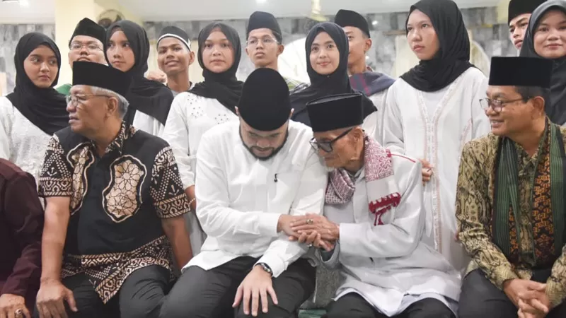 Wali Kota Padang, Fadly Amran dan Imam Besar Masjid Al Munawwarah Siteba, Buya Masoed Abidin. (Dok. Prokopim)