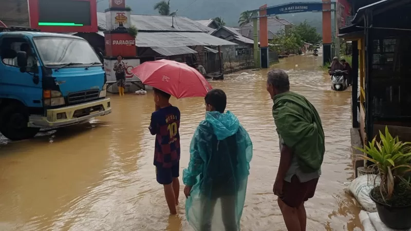 Banjir menggenangi permukiman warga dan sebagian akses jalan di Jorong Koto Kaciak dan Jorong Pasa Raba'a, Nagari Koto Kaciak, Kecamatan Tanjung Raya, Kabupaten Agam, Senin (16/3/2026). Peristiwa tersebut dipicu hujan deras yang menyebabkan air Sungai Asam meluap. Sementara itu, BPBD Agam melaporkan kondisi banjir saat ini mulai berangsur surut. (Dok. Pusdalops PB)