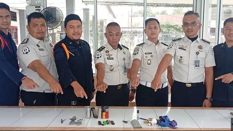 Petugas pengamanan melakukan razia dan pemeriksaan kamar hunian warga binaan di Blok A Lapas Kelas IIB Solok. Dalam kegiatan tersebut, sejumlah barang yang tidak diperbolehkan berada di dalam kamar berhasil diamankan, sementara petugas memastikan tidak ditemukan narkoba maupun barang berbahaya lainnya guna menjaga keamanan dan ketertiban di lingkungan lapas. (Dok. Lapas Kelas IIB Solok)