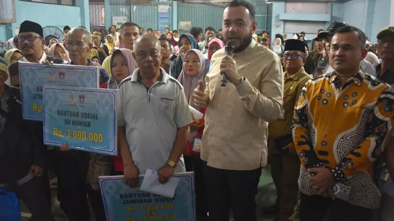 Wali Kota Padang, Fadly Amran menyerahkan secara simbolis bantuan dari Presiden Republik Indonesia Prabowo Subianto kepada warga terdampak bencana hidrometeorologi di Kantor Pos Padang, Senin (16/3/2026) siang. Bantuan yang disalurkan meliputi jaminan hidup (Jadup), bantuan isi hunian sementara, stimulan ekonomi,  serta perlengkapan ibadah dan pakaian bagi masyarakat terdampak bencana di Kota Padang. (Dok. Prokopim)