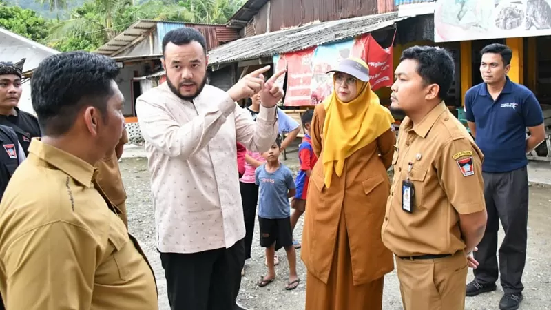 Wali Kota Padang, Fadly Amran memimpin gotong royong bersama personel Dinas Lingkungan Hidup (DLH) dan masyarakat membersihkan kawasan Pantai Air Manis pada Senin (16/3/2026) siang, sebagai persiapan menyambut lonjakan wisatawan saat libur Lebaran. (Dok. Prokopim)