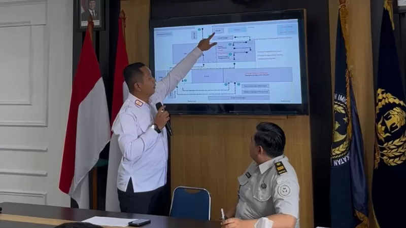 Kepala Rumah Tahanan Negara (Karutan) Kelas IIB Padang, Mai Yudiansyah memaparkan langkah-langkah persiapan meningkatnya jumlah kunjungan keluarga warga binaan pada Hari Raya Idul Fitri 1447 Hijriah. (Dok. Rutan Kelas IIB Padang)