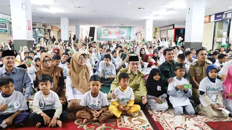 Ratusan anak yatim dan dhuafa memilih baju Lebaran dalam Program Babayo (Balanjo Baju Rayo) di Plaza Andalas, Padang, Senin (16/3/2026). Kegiatan yang diinisiasi Lazis Mitra Ummat Madani Padang ini memberikan kupon belanja kepada 500 anak untuk membeli kebutuhan Hari Raya Idul Fitri 1447 Hijriah. (Dok. Prokopim)