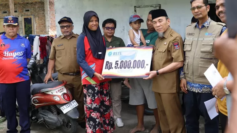 Wakil Wali Kota (Wawako) Padang, Maigus Nasir menyerahkan bantuan secara langsung kepada korban kebakaran di Kecamatan Kuranji, Selasa (17/3/2026) siang, sebagai bentuk kepedulian Pemko Padang dalam meringankan beban warga terdampak. (Dok. Prokopim)