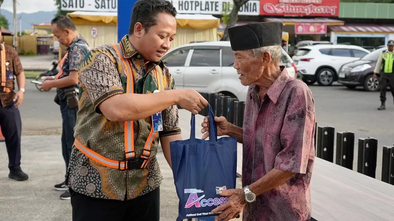 Pembagian takjil dan makanan berbuka puasa gratis oleh KAI Divre II Sumbar kepada penumpang dan masyarakat di Stasiun Padang, Selasa (17/3/2026), sebagai bagian dari program Berkah Ramadan sekaligus sosialisasi keselamatan perjalanan kereta api. (Dok. KAI Divre II Sumbar)