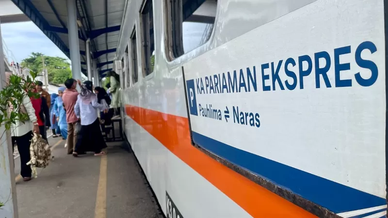 Sejumlah penumpang menaiki KA Pariaman Ekspres rute Padang-Pariaman. (Dok. KAI)