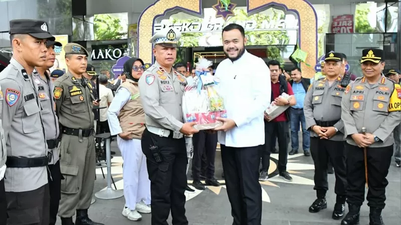 Wali Kota Padang, Fadly Amran bersama Forkopimda meninjau Pos Pengamanan dan Pelayanan Lebaran di salah satu titik strategis di Kota Padang, Kamis (19/3/2026) siang. (Dok. Prokopim)