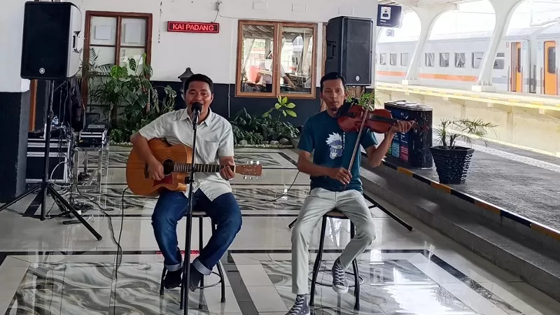 Hiburan live music di Stasiun Padang yang dihadirkan KAI Divre II Sumbar selama masa Angkutan Lebaran 2026. (Dok. KAI)