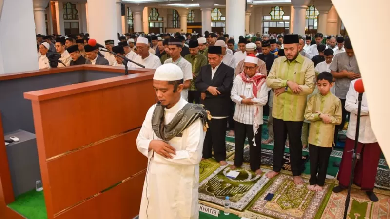 Wali Kota Padang, Fadly Amran melaksanakan Salat Idul Fitri 1447 Hijriah bersama masyarakat di Masjid Agung Nurul Iman, Sabtu (21/3/2026) pagi. (Dok. Prokopim)