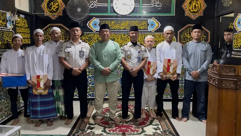 Penyerahan remisi khusus Idul Fitri 1447 Hijriah kepada warga binaan di Rutan Kelas IIB Padang usai pelaksanaan Shalat Id di Masjid Baitul Anshar, Sabtu (21/03/2026) pagi. (Dok. Rutan Padang)