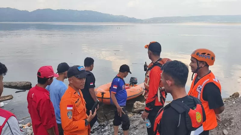 Tim SAR Gabungan melakukan pencarian korban tenggelam dan hanyut di Danau Singkarak dan Sungai Batang Sangir, Sumatera Barat (Sumbar), Senin (23/3/2026) siang. (Dok. Basarnas)