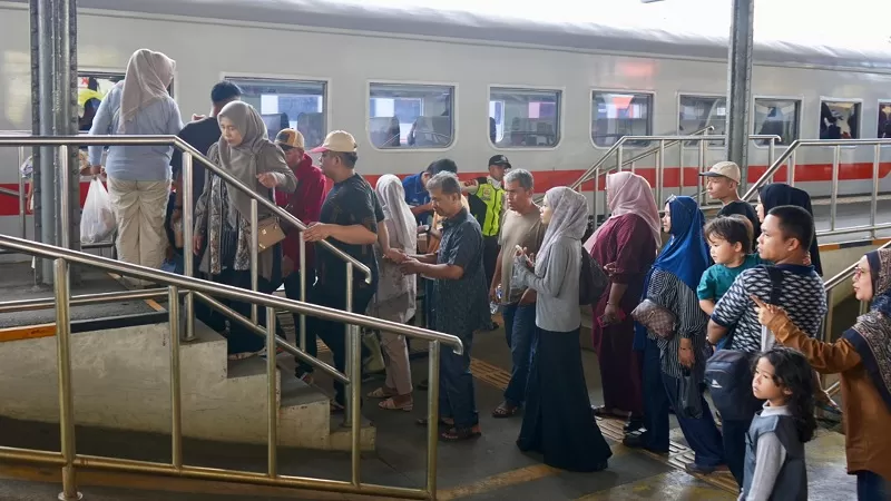 Penumpang memadati KA Pariaman Ekspres relasi Padang-Pariaman saat periode Angkutan Lebaran 2026 di Sumatera Barat (Sumbar). (Dok. KAI Divre II Sumbar)