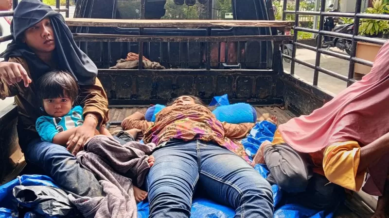 Proses evakuasi penumpang boat karam di perairan Sungai Pisang yang diduga mengalami over kapasitas saat menuju Pulau Pagang, Selasa (24/3/2026) pagi. (Dok. Istimewa)