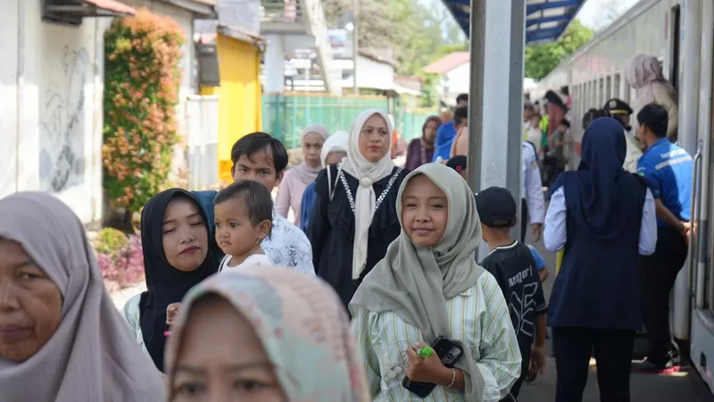 Suasana penumpang memadati stasiun kereta api di wilayah KAI Divre II Sumbar pada masa pasca Lebaran 2026, seiring lonjakan tiket perjalanan yang melampaui kapasitas. (Dok. KAI)