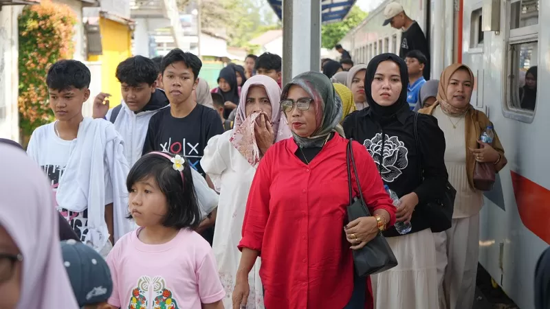 Penumpang memadati KA Pariaman Ekspres rute Padang-Pariaman saat masa Angkutan Lebaran 2026 yang mengalami lonjakan hingga 158 persen dari kapasitas. (Dok. KAI Divre II Sumbar)