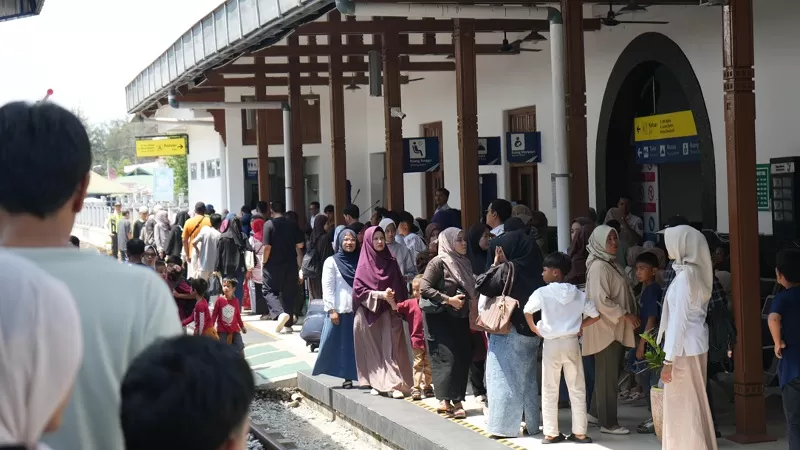 Suasana penumpang di stasiun kereta api saat masa Angkutan Lebaran 2026, dengan lonjakan pengguna kereta api yang mencapai lebih dari 100 ribu orang di wilayah KAI Divre II Sumbar. (Dok. KAI)