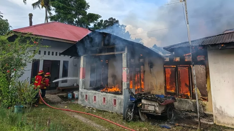 Petugas Damkar Kota Padang berjibaku memadamkan api yang melalap tiga petak rumah di kawasan padat penduduk Tabiang Banda Gadang, Kecamatan Nanggalo, Jumat (27/3/2026) sore. (Dok. Padang Fire Fighter)