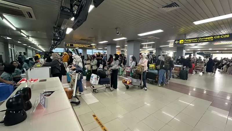 Suasana aktivitas penerbangan di Bandara Internasional Minangkabau (BIM) yang padat pada Sabtu (28/3/2026), seiring meningkatnya arus balik Idul Fitri 1447 Hijriah dengan lebih dari 30 jadwal penerbangan. (Dok. BIM)