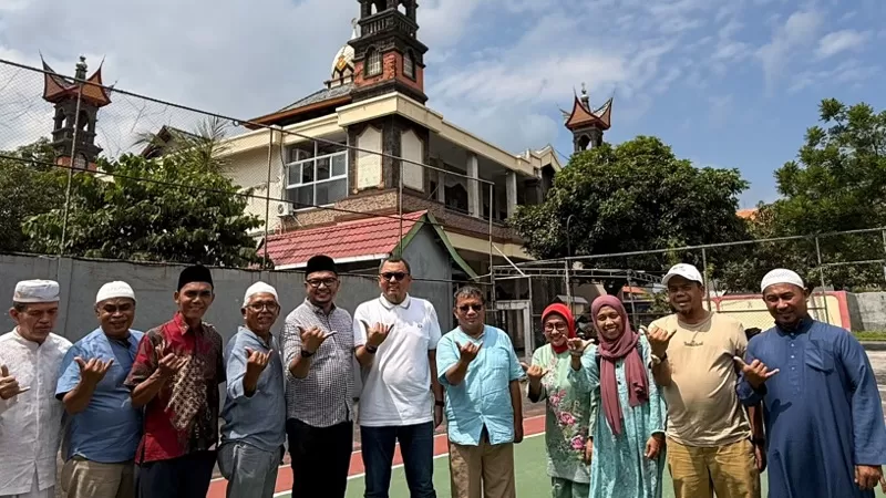 Sekretaris Jenderal (Sekjen) Dewan Pimpinan Pusat Ikatan Keluarga Minang (DPP IKM), Braditi Moulevey Rajo Mudo, bersilaturahmi bersama pengurus Ikatan Keluarga Minang Saiyo (IKMS) di masjid komunitas Minang tersebut di Kota Denpasar, Bali. (Dok. Tim BM)