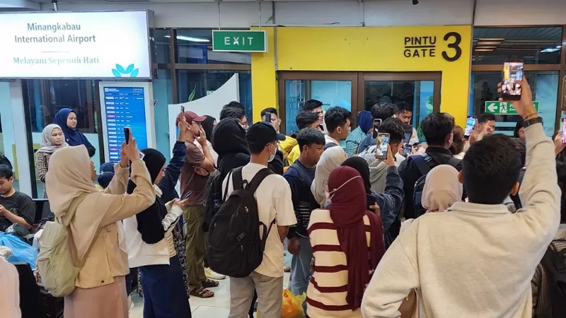 Penumpang Super Air Jet menunggu kepastian keberangkatan di Bandara Internasional Minangkabau setelah penerbangan IU905 mengalami delay hingga Senin (30/3/2026) pagi. (Dok. BIM)