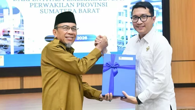 Wakil Wali Kota (Wawako) Padang, Maigus Nasir menyerahkan dokumen LKPD Tahun Anggaran 2025 kepada perwakilan BPK Sumbar di Aula Kantor BPK Perwakilan Sumbar, Senin (30/3/2026) siang. (Dok. Prokopim)