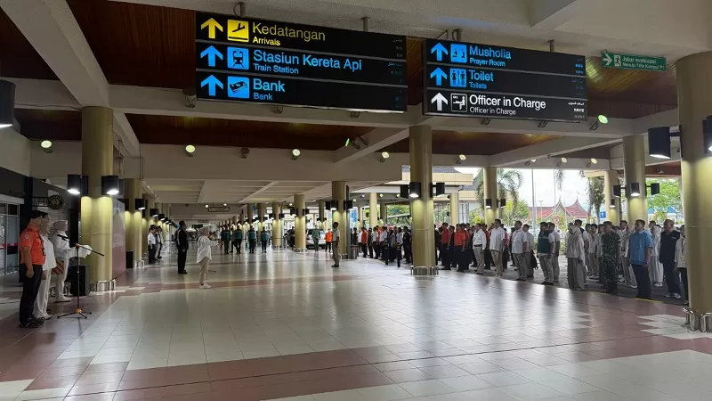 Apel penutupan Posko Terpadu Lebaran 2026 di Bandara Internasional Minangkabau (BIM) pada Senin (30/3/2026) yang diikuti manajemen dan stakeholder, menandai berakhirnya layanan angkutan udara Lebaran dengan capaian zero accident. (Dok. BIM)