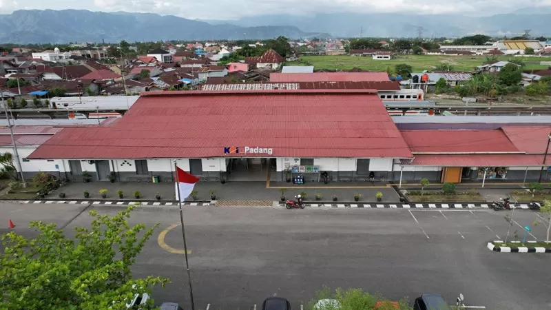 Penampakan dari udara Stasiun Padang yang berlokasi di kawasan Simpang Haru, Kecamatan Padang Timur, Kota Padang, Sumatera Barat (Sumbar). Stasiun ini menjadi favorit kedua setelah Sukabumi pada masa Angkutan Lebaran 2026. (Dok. KAI Divre II Sumbar)