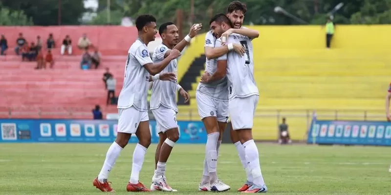 Madura United sukses mencuri kemenangan penting saat menghadapi Semen Padang pada pekan ke-30 Super League 2025/2026. Bertanding di Stadion H. Agus Salim, Padang, Rabu (29/4/2026) sore, tim tamu menang tipis dengan skor 1-0. (Foto: Madura United)