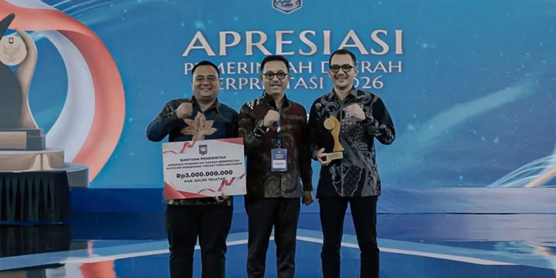 Bupati Solok Selatan meraih penghargaan dari Kementerian Dalam Negeri (Kemendagri) atas capaian dalam menurunkan angka pengangguran.  (Foto: Instagram)