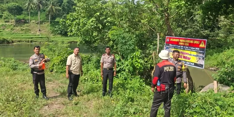 Polsek Rambatan pasang spanduk larangan PETI di titik rawan tambang ilegalPolsek Rambatan pasang spanduk larangan PETI di titik rawan tambang ilegal, Selasa (28/4/2026). (Foto: Facebook Polres Tanah Datar)