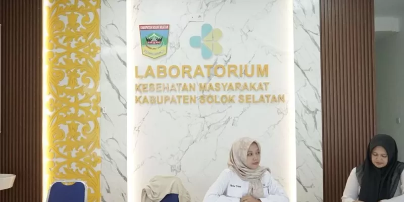 Petugas di gedung Laboratorium Kesehatan Masyarakat (Labkesmas) Solok Selatan di Lubuk Gadang, Kecamatan Sangir, yang segera dioperasikan untuk melayani pemeriksaan kesehatan masyarakat.