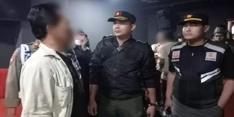 Satpol PP Kota Padang menggelar pengawasan intensif di sejumlah kafe, karaoke, dan tempat hiburan malam pada Sabtu dini hari (25/4/2026). (Foto: Satpol PP Padang)