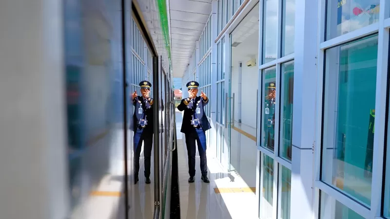 Petugas memastikan kesiapan perjalanan KA Lokal di wilayah Sumatera Barat selama Angkutan Lebaran 2026, di mana KAI Divre II Sumbar mencatat ketepatan waktu 100 persen untuk keberangkatan dan kedatangan kereta. (Dok. KAI)